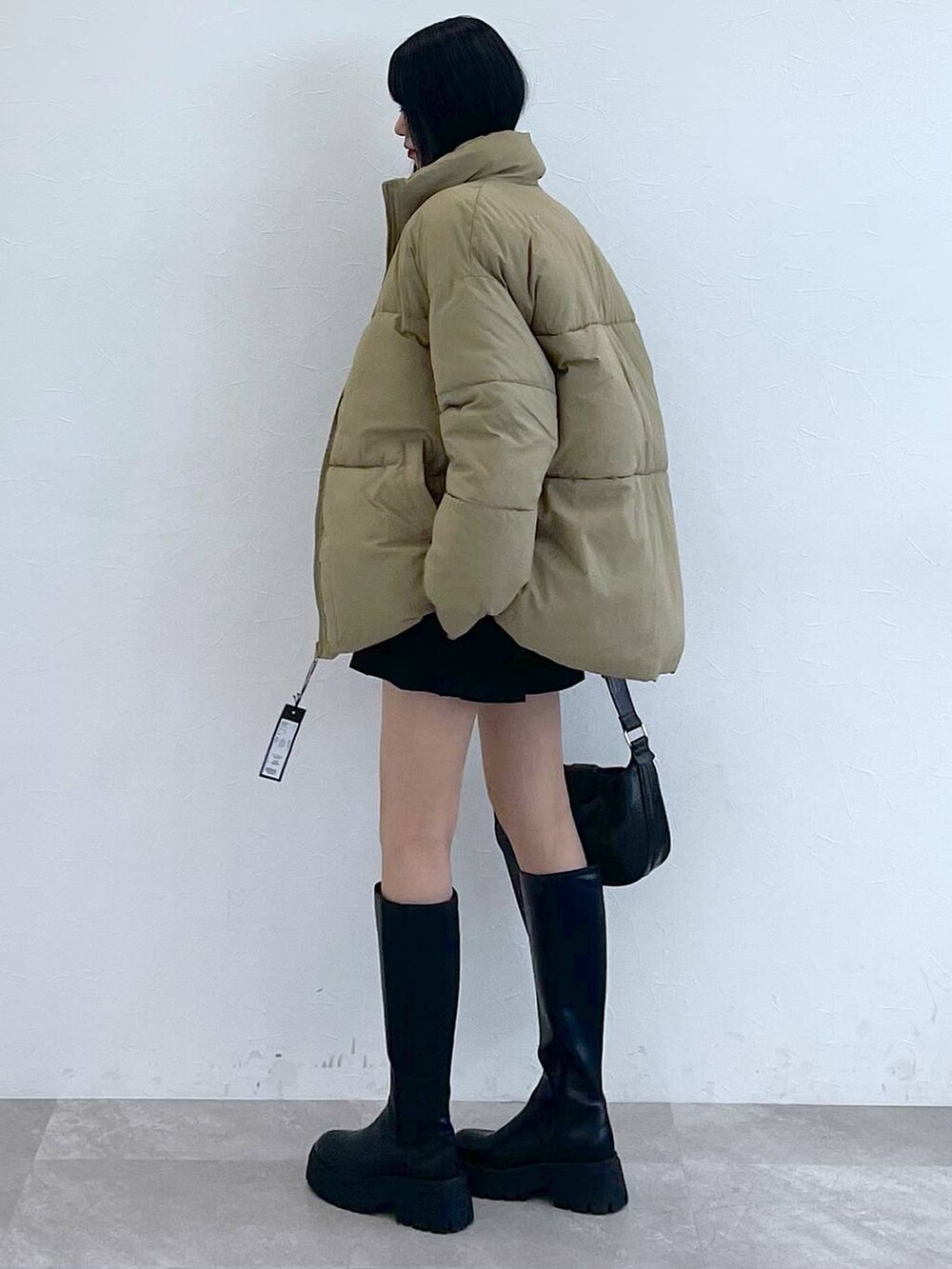 ブラック系のその他パンツ、ブラック系のショルダーバッグ、ブラック系のブーツを着用したレディースの秋コーディネートの4枚目の写真