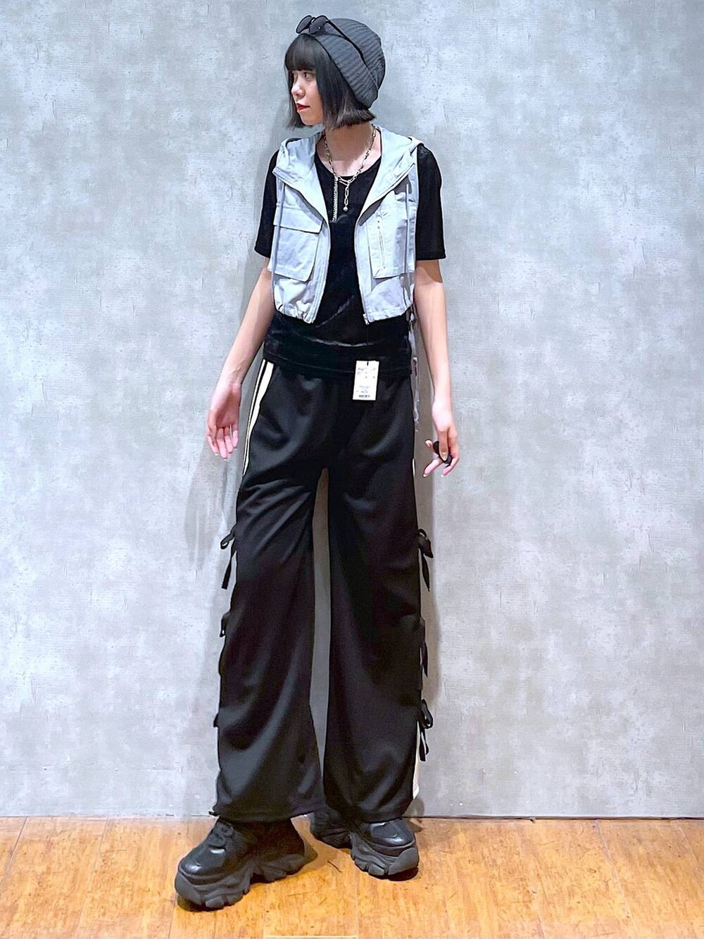 ブラック系のスニーカー、グレー系のナイロンジャケット、ブラック系のその他パンツを着用したレディースの秋コーディネートの8枚目の写真