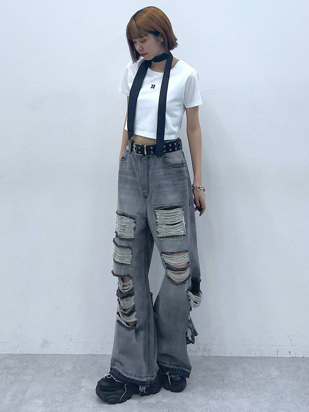 ブラック系のデニムパンツ、ブラック系のスニーカー、ブラック系のネクタイを着用したレディースの夏コーディネートの3枚目の写真