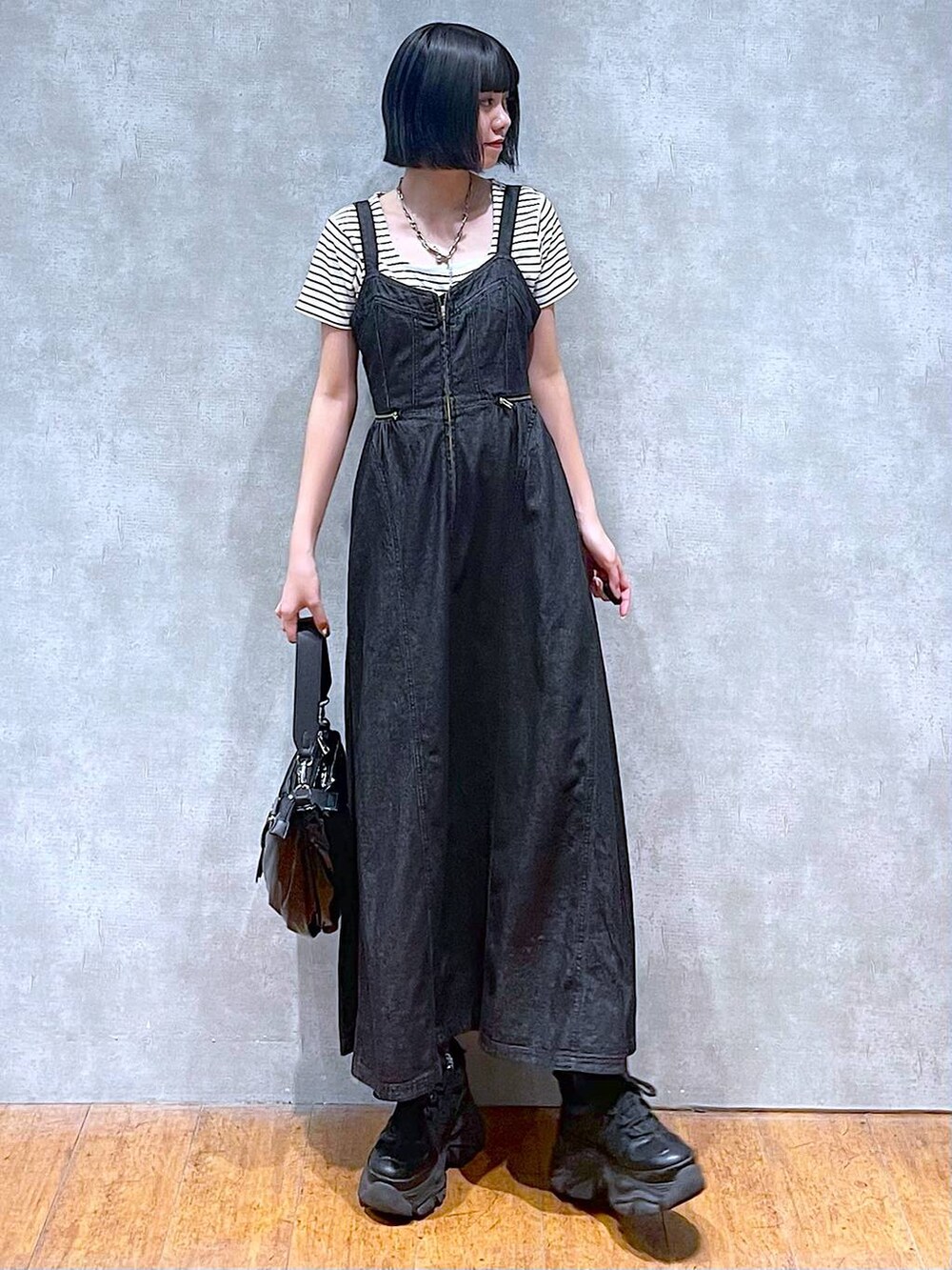 ブラック系のスニーカー、ブラック系のワンピース、ホワイト系のTシャツ/カットソーを着用したレディースの夏コーディネートの8枚目の写真