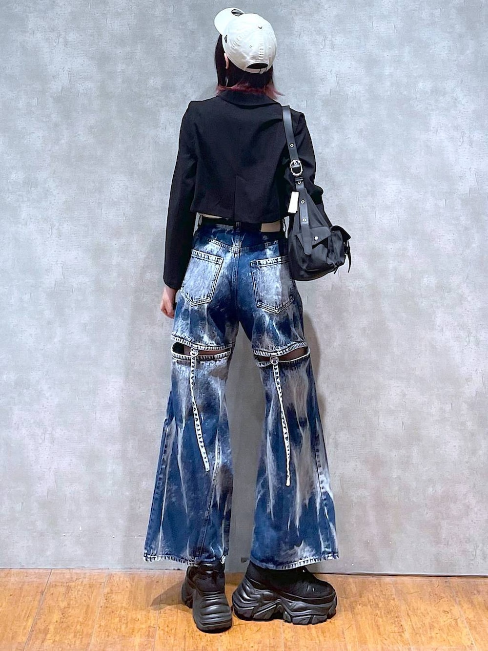 ブラック系のショルダーバッグ、ブラック系のスニーカー、ブラック系のテーラードジャケットを着用したレディースの春コーディネートの5枚目の写真