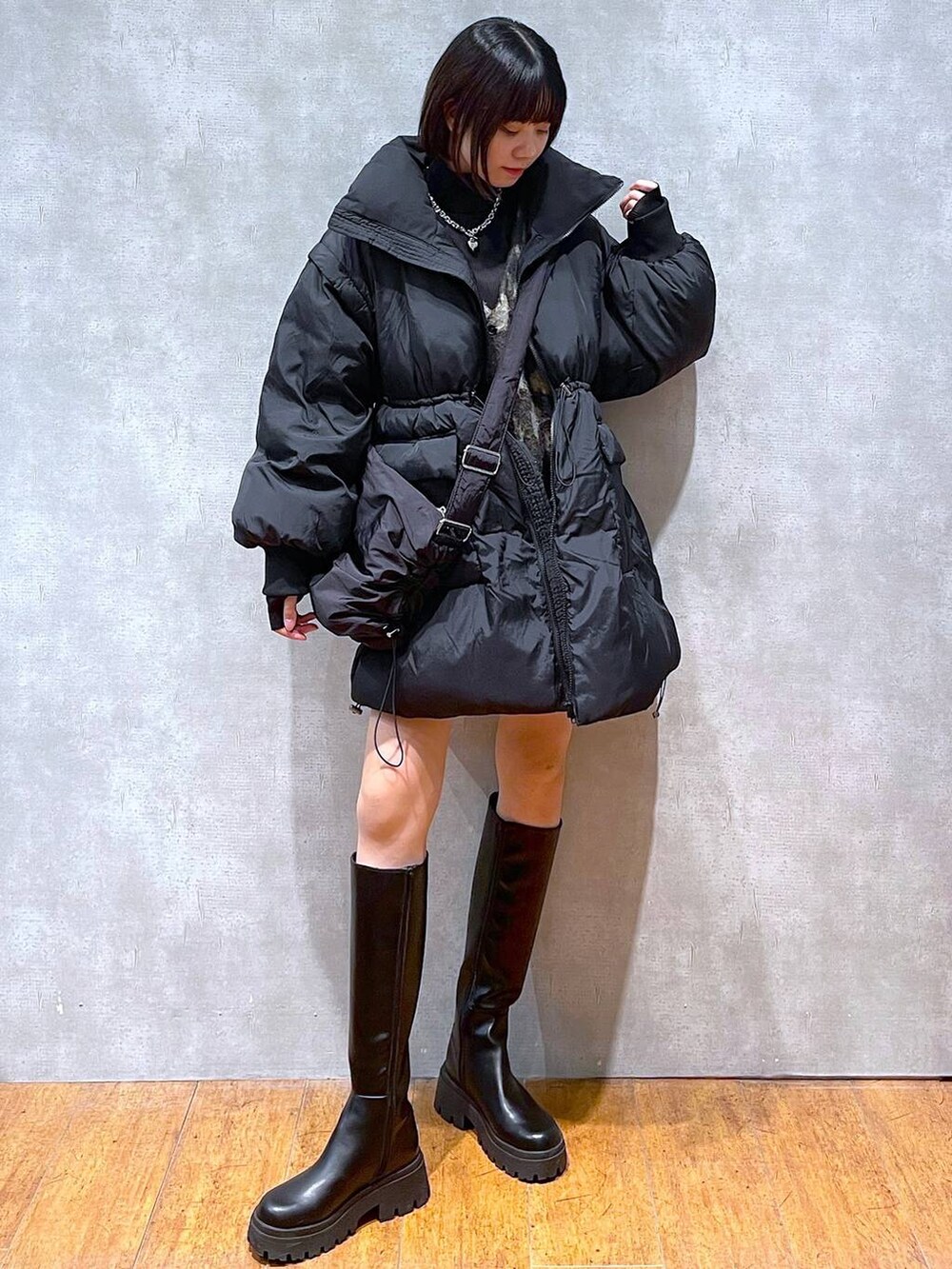 ブラック系のブルゾン、ブルー系のカーディガン/ボレロ、ブラック系のTシャツ/カットソーを着用したレディースの冬コーディネートの5枚目の写真