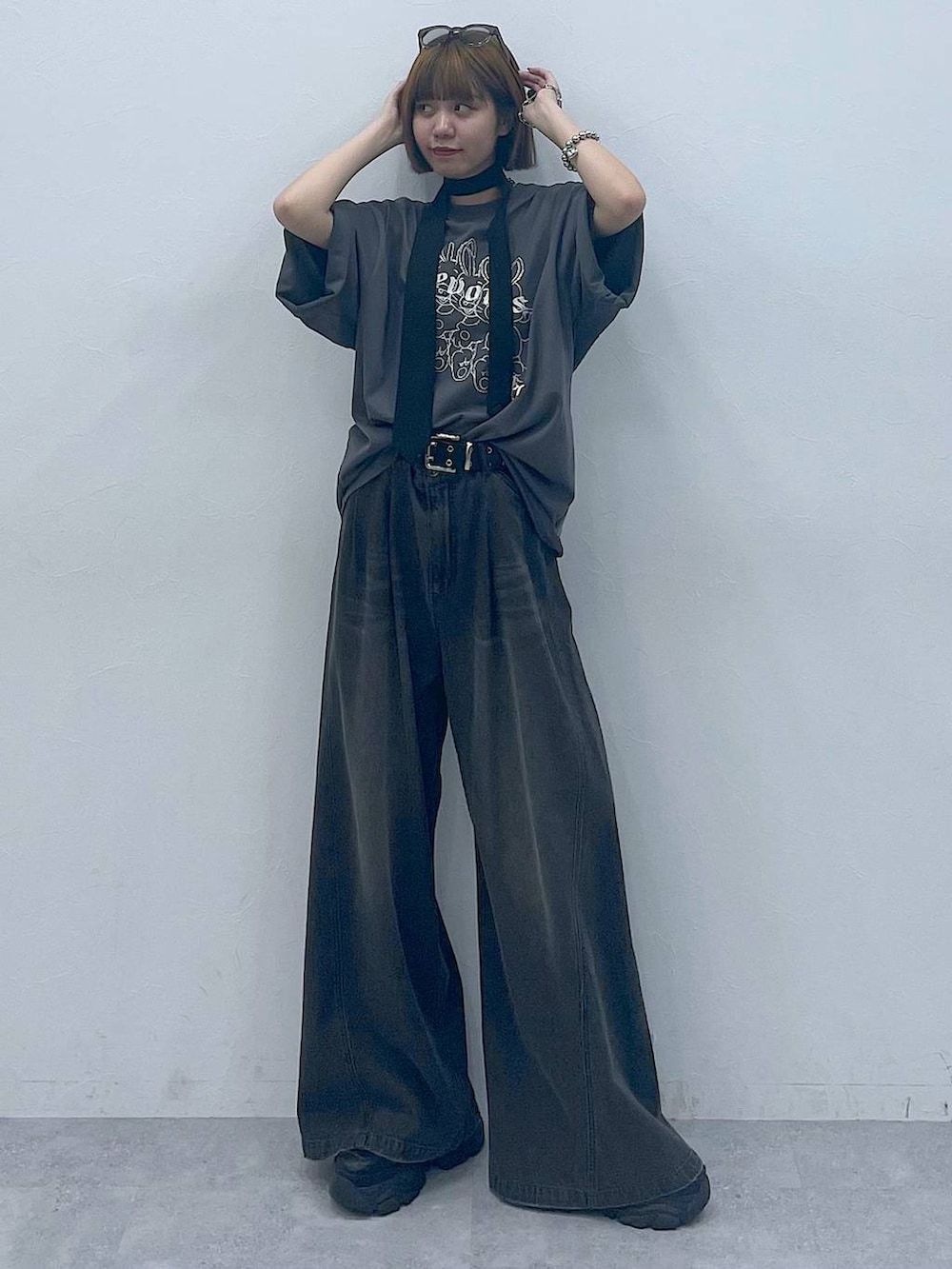 ブラック系のスニーカー、ブラック系のデニムパンツ、グレー系のTシャツ/カットソーを着用したレディースの夏コーディネートの6枚目の写真