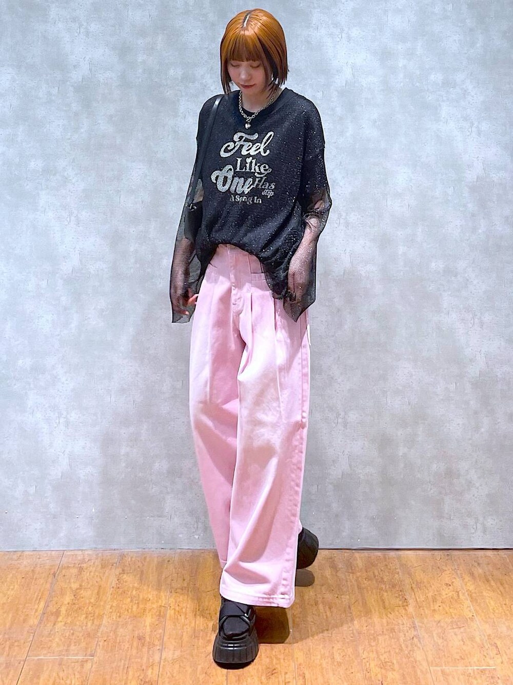 ブラック系のスニーカー、ブラック系のTシャツ/カットソー、ブラック系のTシャツ/カットソーを着用したレディースの夏コーディネートの3枚目の写真