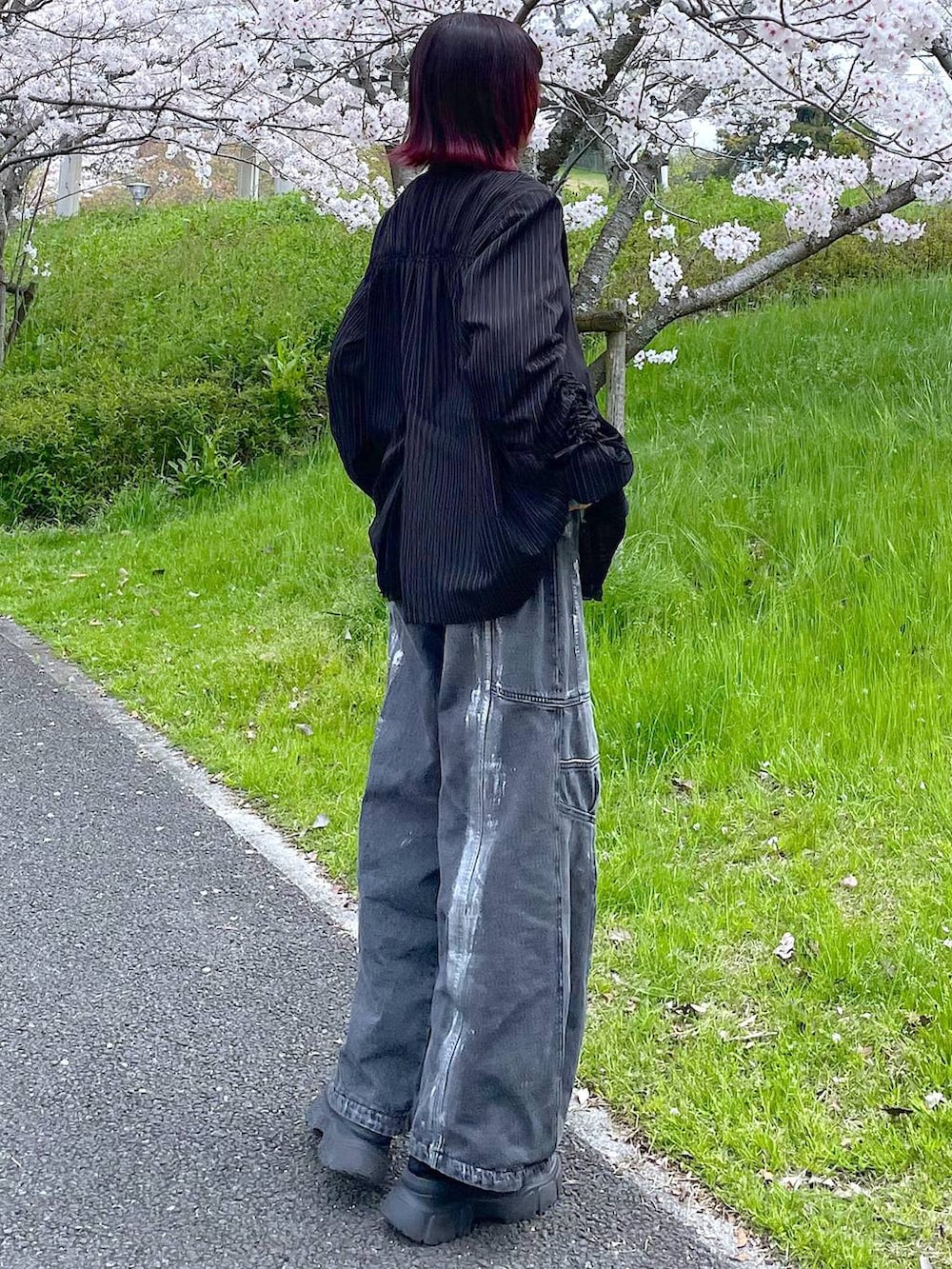 その他のテーラードジャケット、ブラック系のブーツ、ブラック系のデニムパンツを着用したレディースの春コーディネートの8枚目の写真