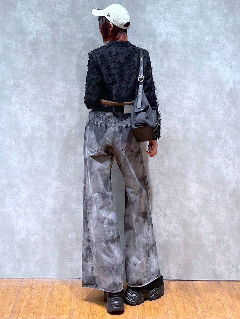 ブラック系のショルダーバッグ、ホワイト系のTシャツ/カットソー、ブラック系のテーラードジャケットを着用したレディースの春コーディネートの7枚目の写真