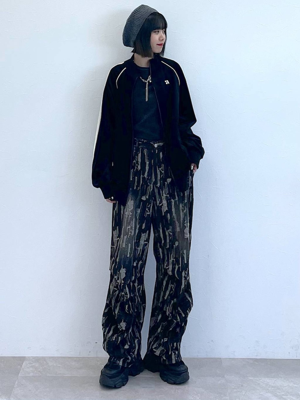 ブラック系のスニーカー、ブラック系のデニムパンツ、ブラック系のジャージを着用したレディースの秋コーディネートの7枚目の写真