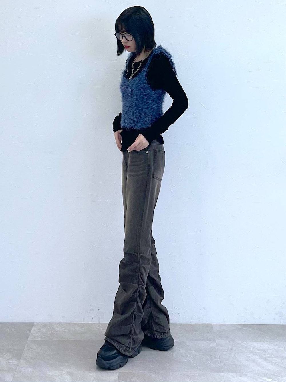 ブラック系のスニーカー、ブラック系のデニムパンツ、ブルー系のTシャツ/カットソーを着用したレディースの秋コーディネートの6枚目の写真