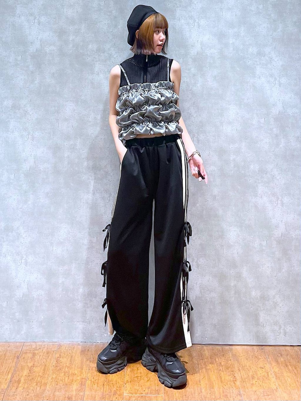 ブラック系のスニーカー、ブラック系のニット/セーター、ブラック系のその他パンツを着用したレディースの夏コーディネートの6枚目の写真