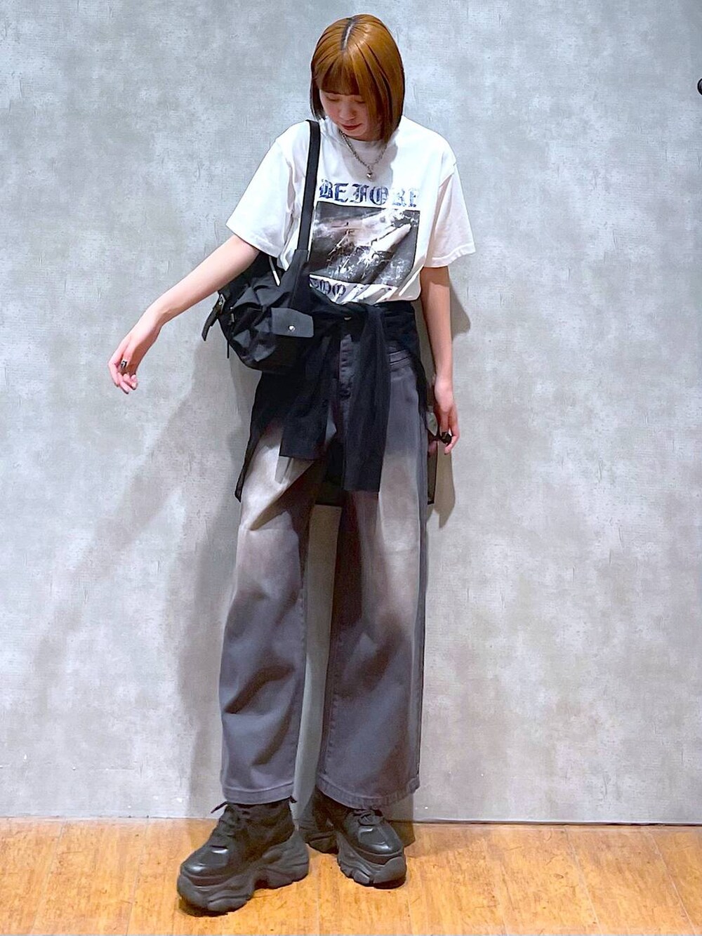 ブラック系のショルダーバッグ、ブラック系のスニーカー、ブラック系のシャツ/ブラウスを着用したレディースの夏コーディネートの2枚目の写真