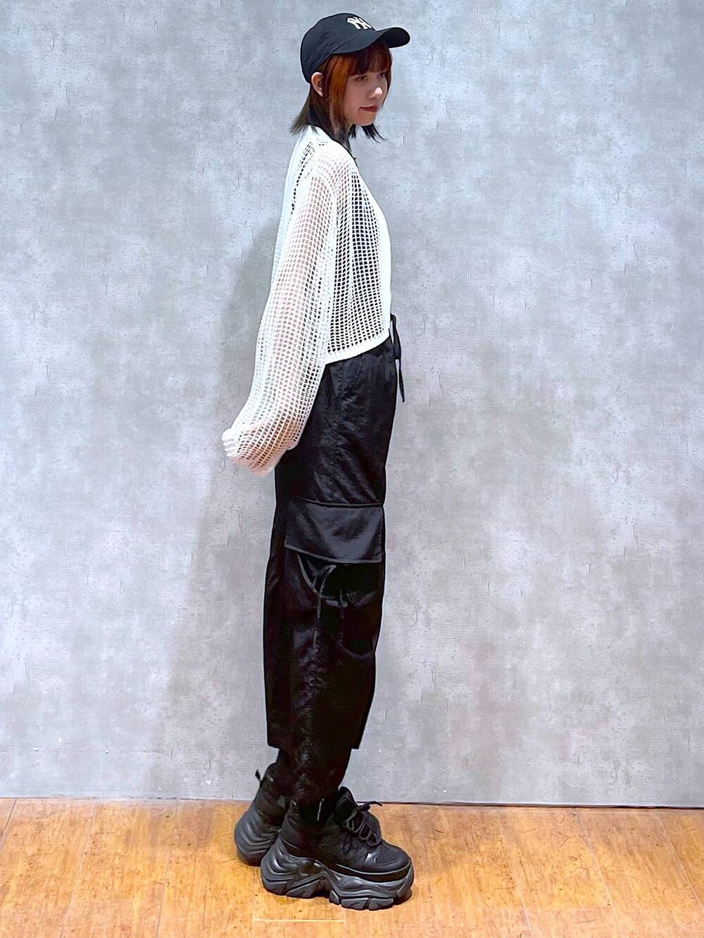 ホワイト系のカーディガン/ボレロ、ブルー系のタンクトップ、ブラック系のスニーカーを着用したレディースの夏コーディネートの4枚目の写真