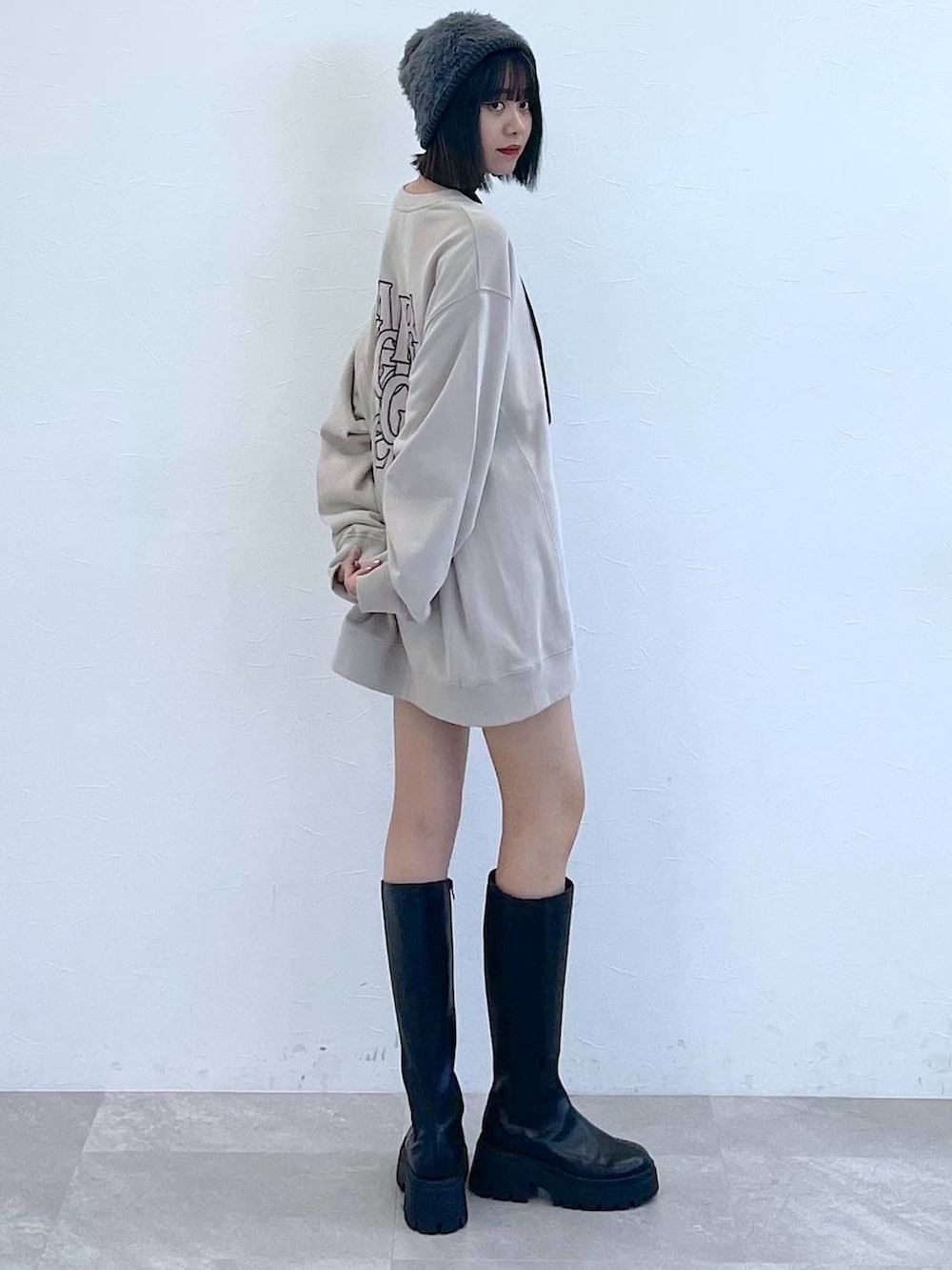 ブラック系のネクタイ、ブラック系のブーツ、ブラック系のその他パンツを着用したレディースの秋コーディネートの7枚目の写真