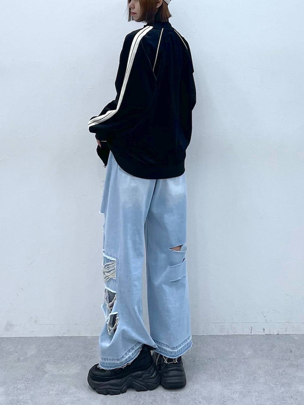 その他のデニムパンツ、ブラック系のキャミソール、ブラック系のスニーカーを着用したレディースの秋コーディネートの4枚目の写真