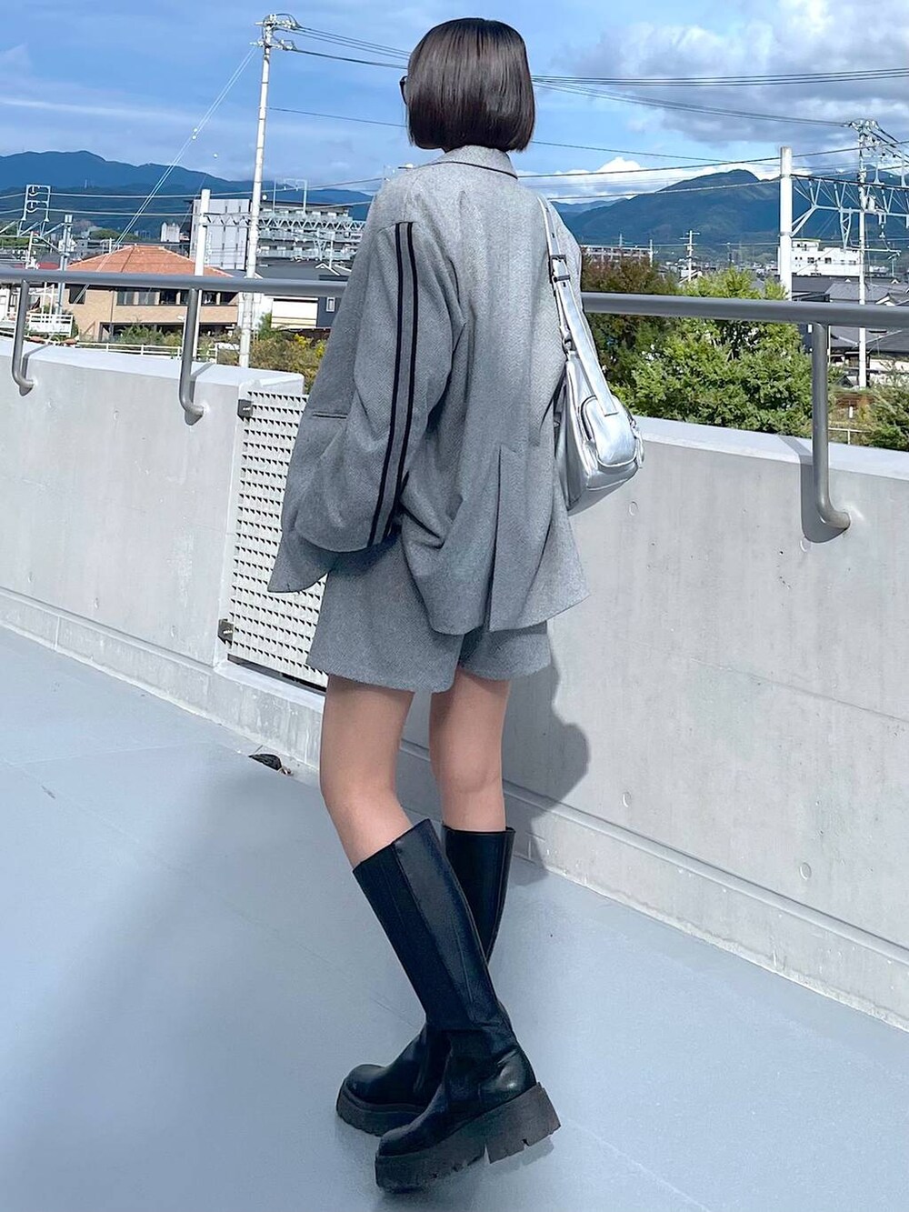 シルバー系のショルダーバッグ、ブラック系のその他パンツ、ブラック系のテーラードジャケットを着用したレディースの秋コーディネートの5枚目の写真