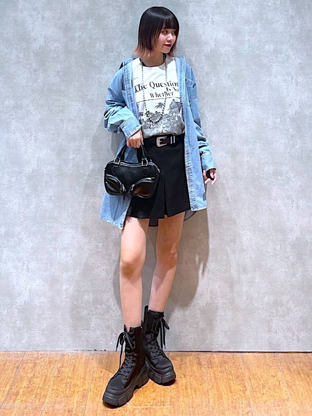 ホワイト系のTシャツ/カットソー、ブラック系のその他パンツ、ブラック系のボストンバッグを着用したレディースの春コーディネートの2枚目の写真