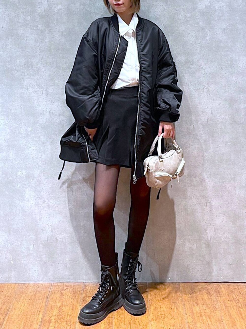 ホワイト系のシャツ/ブラウス、ブラック系のブーツ、ブラック系のその他パンツを着用したレディースの冬コーディネートの3枚目の写真