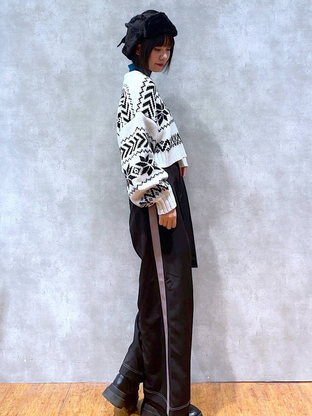 ブラック系のブーツ、ブルー系のニット/セーター、ブラック系のその他パンツを着用したレディースの冬コーディネートの3枚目の写真