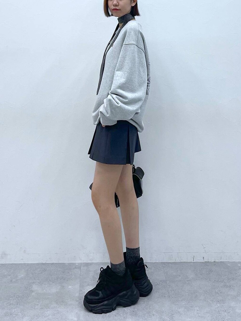 グレー系のその他パンツ、ブラック系のスニーカー、ブラック系のショルダーバッグを着用したレディースの夏コーディネートの4枚目の写真