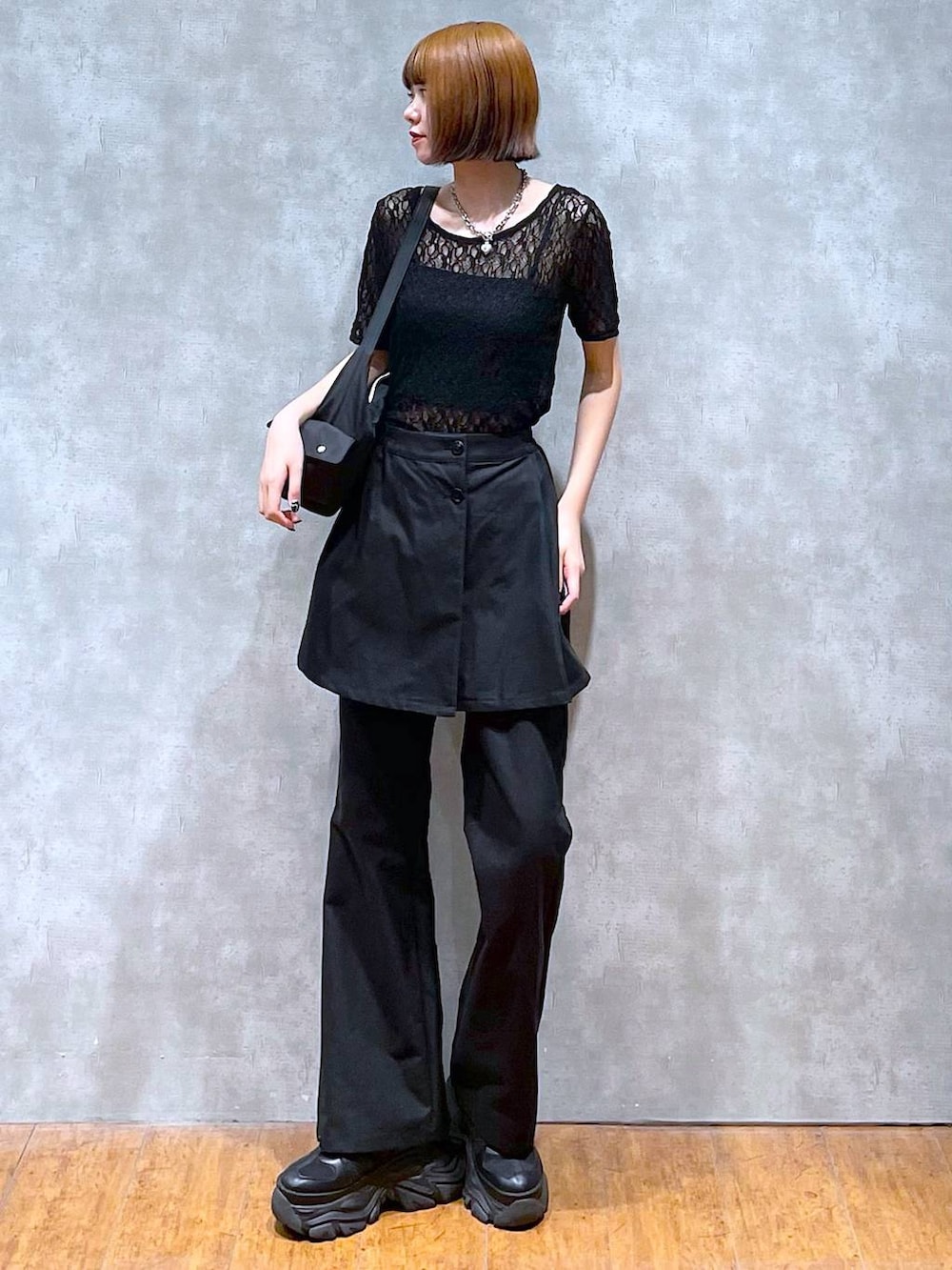 ブラック系のショルダーバッグ、ブラック系のキャミソール、ブラック系のスニーカーを着用したレディースの夏コーディネートの3枚目の写真