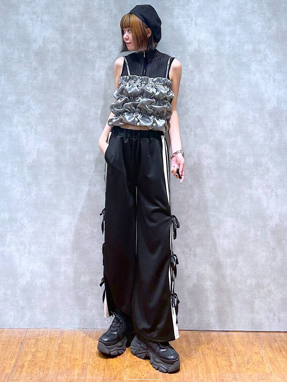 ブラック系のスニーカー、ブラック系のニット/セーター、ブラック系のその他パンツを着用したレディースの夏コーディネートの2枚目の写真