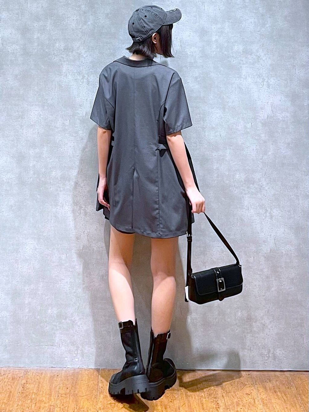 ブラック系のハンドバッグ、グレー系のテーラードジャケット、グレー系のその他パンツを着用したレディースの夏コーディネートの6枚目の写真