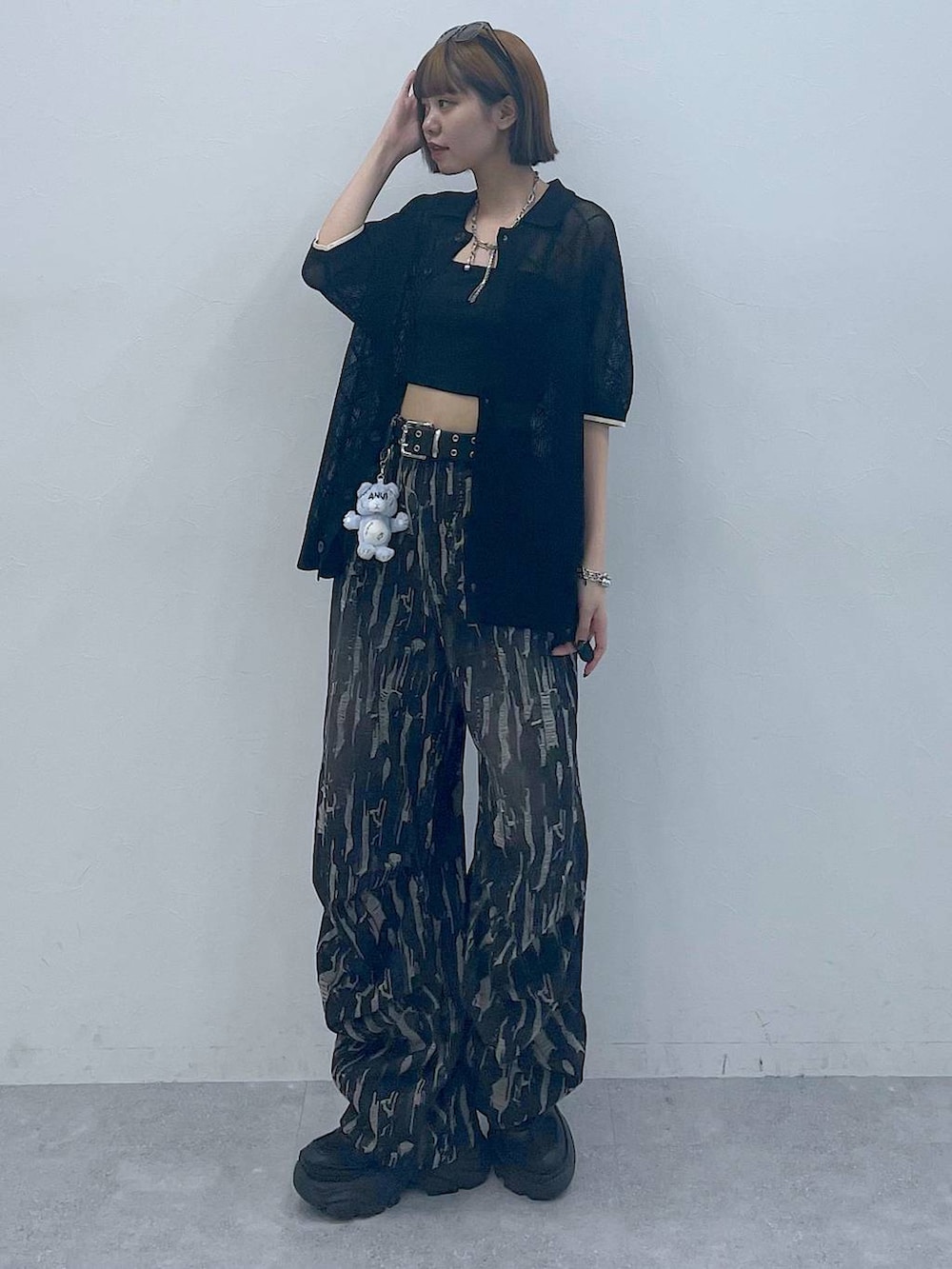 ブラック系のスニーカー、ブラック系のキャミソール、ブラック系のシャツ/ブラウスを着用したレディースの夏コーディネートの3枚目の写真