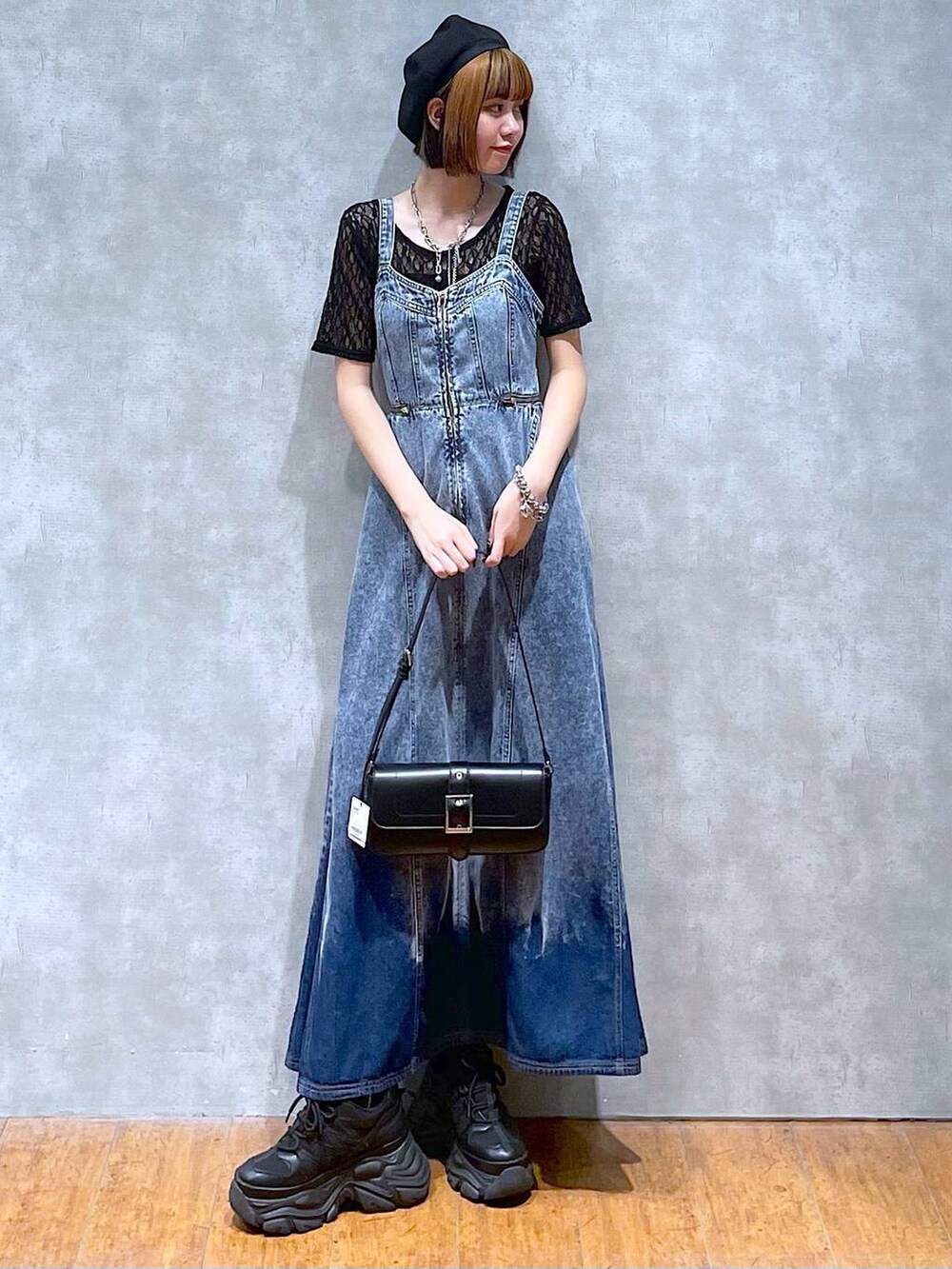 ブラック系のスニーカー、ブルー系のワンピース、ブラック系のTシャツ/カットソーを着用したレディースの夏コーディネートの4枚目の写真