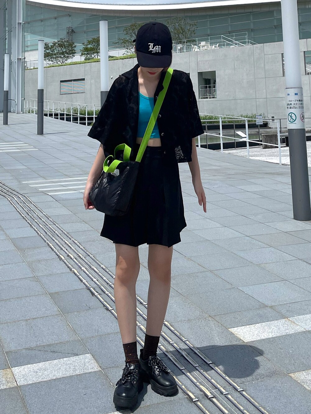 ブラック系のシャツ/ブラウス、ブルー系のキャミソール、ブラック系のショルダーバッグを着用したレディースの夏コーディネートの3枚目の写真