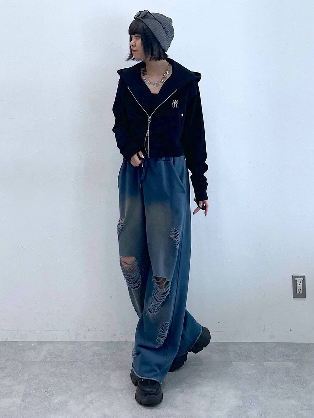 ブラック系のスニーカー、ブルー系のスウェットパンツ、ブラック系のキャミソールを着用したレディースの夏コーディネートの3枚目の写真