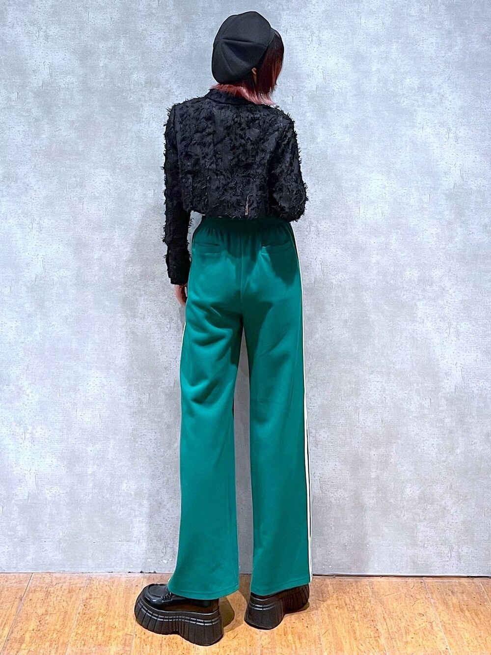 ブラック系のテーラードジャケット、グリーン系のその他パンツ、ブラック系のローファーを着用したレディースの春コーディネートの5枚目の写真