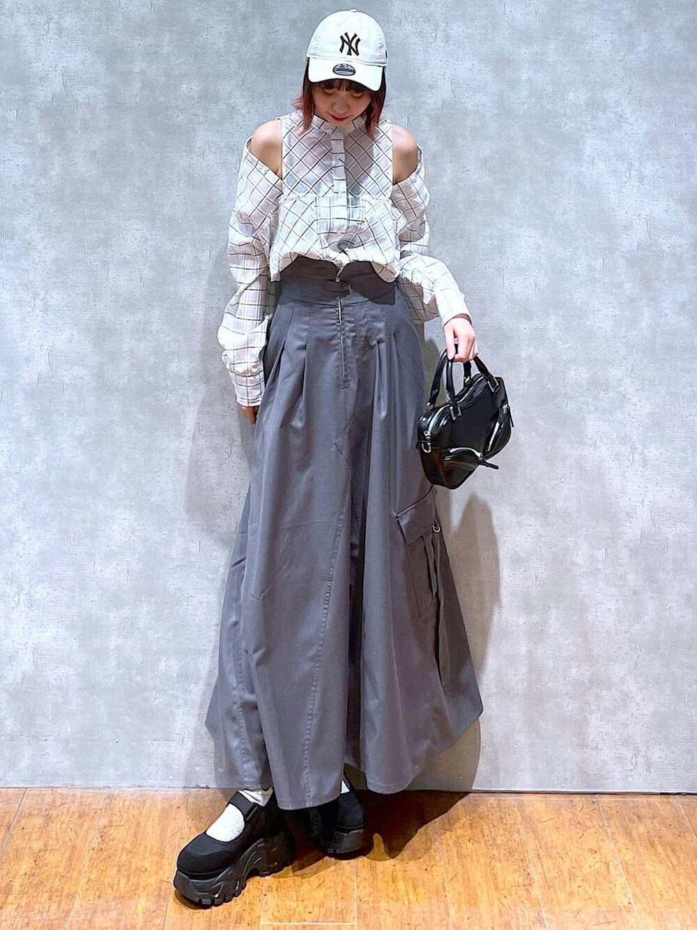 ホワイト系のシャツ/ブラウス、ブラック系のキャミソール、グレー系のジャンパースカートを着用したレディースの春コーディネートの3枚目の写真