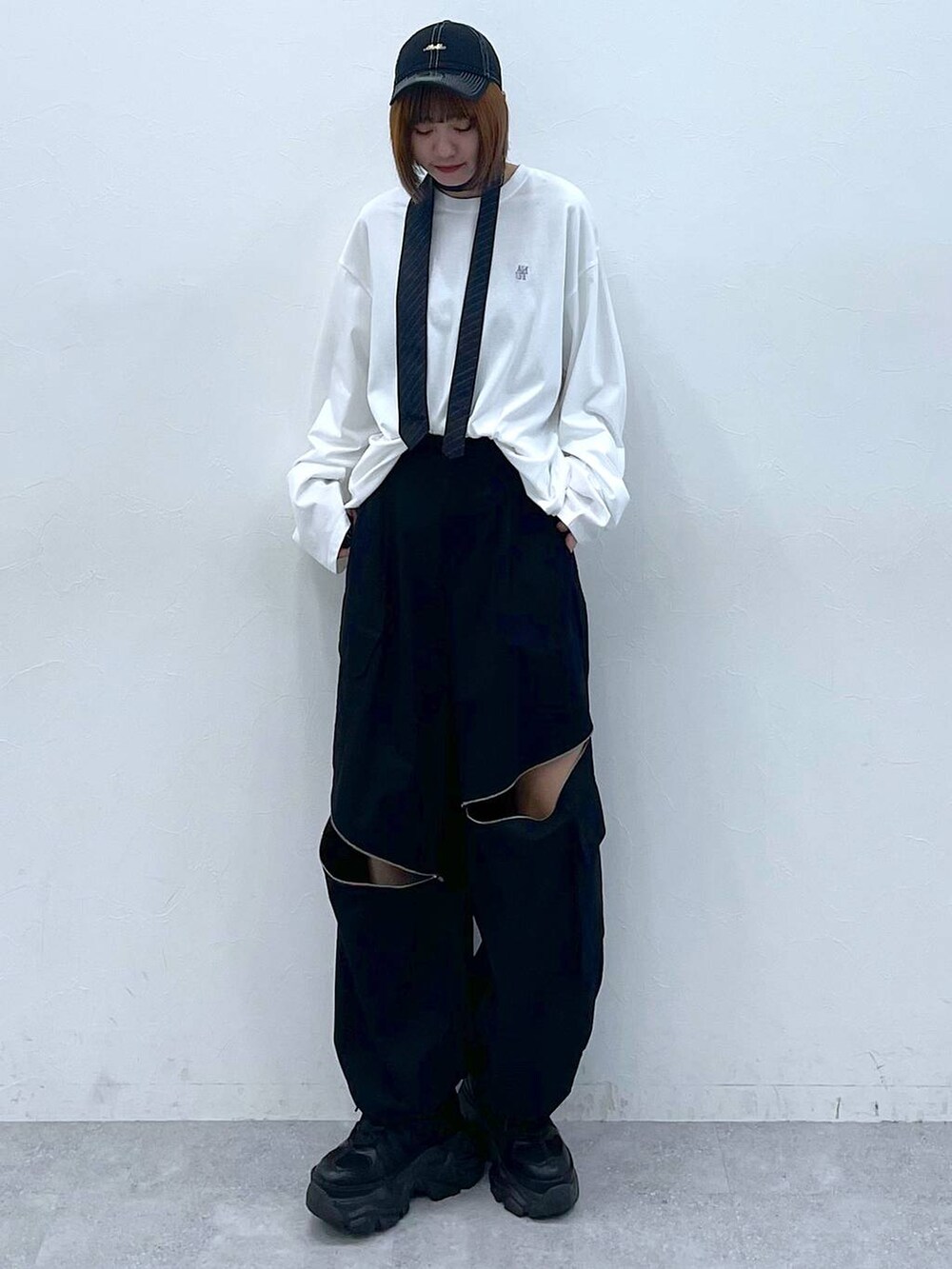 ブラック系のスニーカー、ブラック系のカーゴパンツ、グレー系のネクタイを着用したレディースの夏コーディネートの3枚目の写真