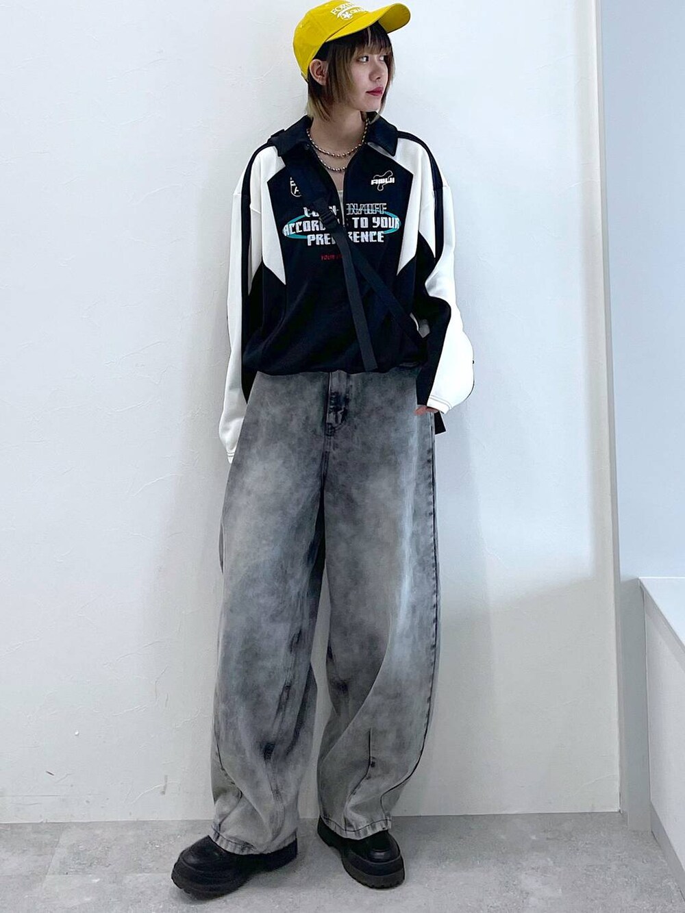 ブラック系のデニムパンツ、ブラック系のボディバッグ/ウエストポーチ、ブラック系のブーツを着用したレディースの冬コーディネートの3枚目の写真