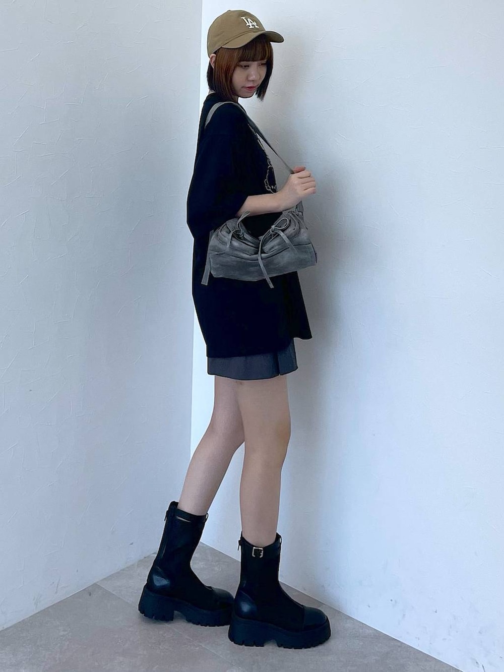 ブラック系のブーツ、グレー系のその他パンツ、グレー系のショルダーバッグを着用したレディースの夏コーディネートの4枚目の写真