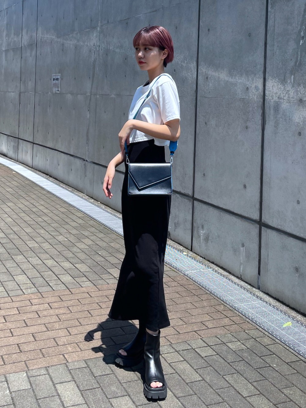 ホワイト系のTシャツ/カットソー、ブラック系のショルダーバッグ、ブラック系のワンピースを着用したレディースの夏コーディネートの2枚目の写真