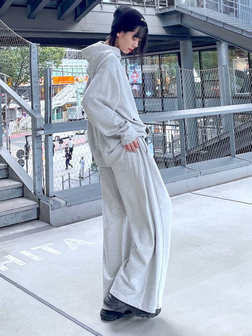 ブラック系のスニーカー、グレー系のパーカー、グレー系のスウェットパンツを着用したレディースの秋コーディネートの4枚目の写真