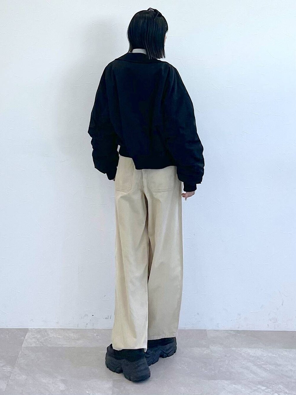 ブラック系のスニーカー、ブラック系のTシャツ/カットソー、ホワイト系のキャミソールを着用したレディースの秋コーディネートの6枚目の写真