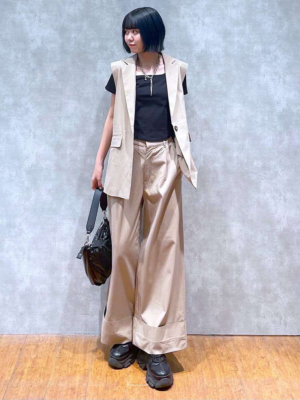 ブラック系のスニーカー、ブラック系のTシャツ/カットソー、ブラック系のショルダーバッグを着用したレディースの夏コーディネートの4枚目の写真