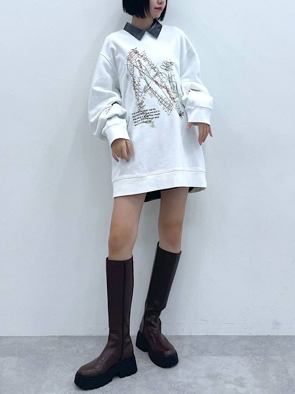 ブラウン系のブーツ、ブラック系のその他パンツ、グレー系のシャツ/ブラウスを着用したレディースの冬コーディネートの2枚目の写真