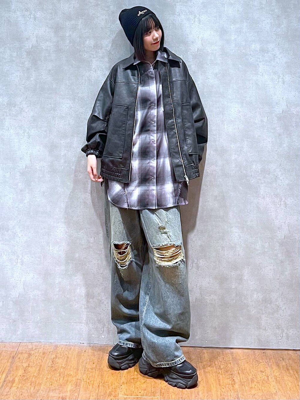 ブラック系のスニーカー、グレー系のシャツ/ブラウス、ブルー系のデニムパンツを着用したレディースの秋コーディネートの9枚目の写真