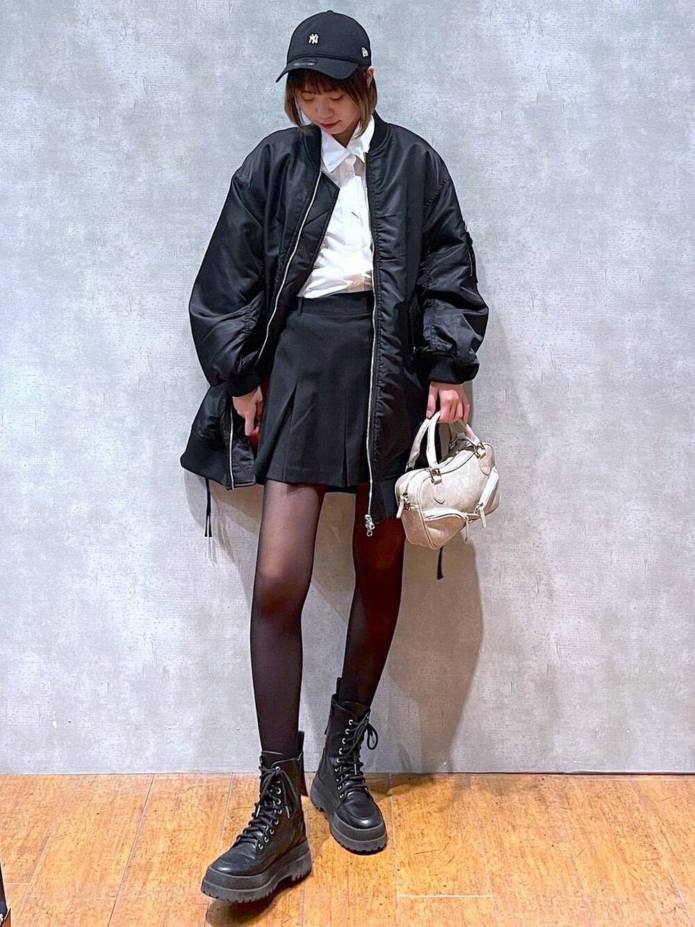 ホワイト系のシャツ/ブラウス、ブラック系のブーツ、ブラック系のその他パンツを着用したレディースの冬コーディネートの2枚目の写真