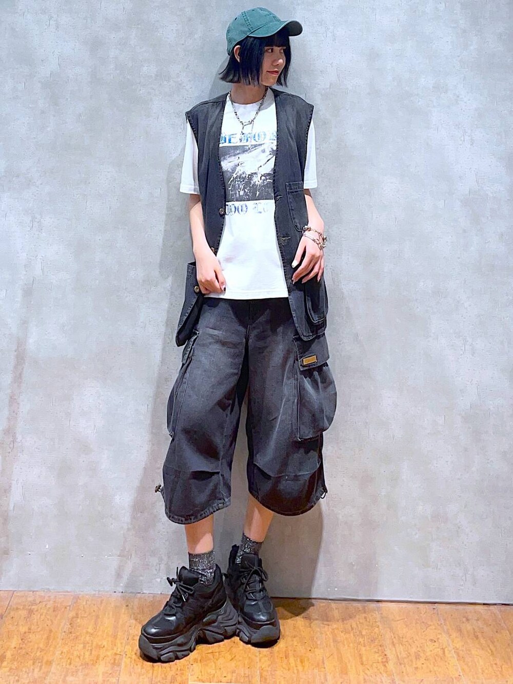 ブラック系のスニーカー、ホワイト系のTシャツ/カットソー、ブラック系のデニムパンツを着用したレディースの夏コーディネートの6枚目の写真