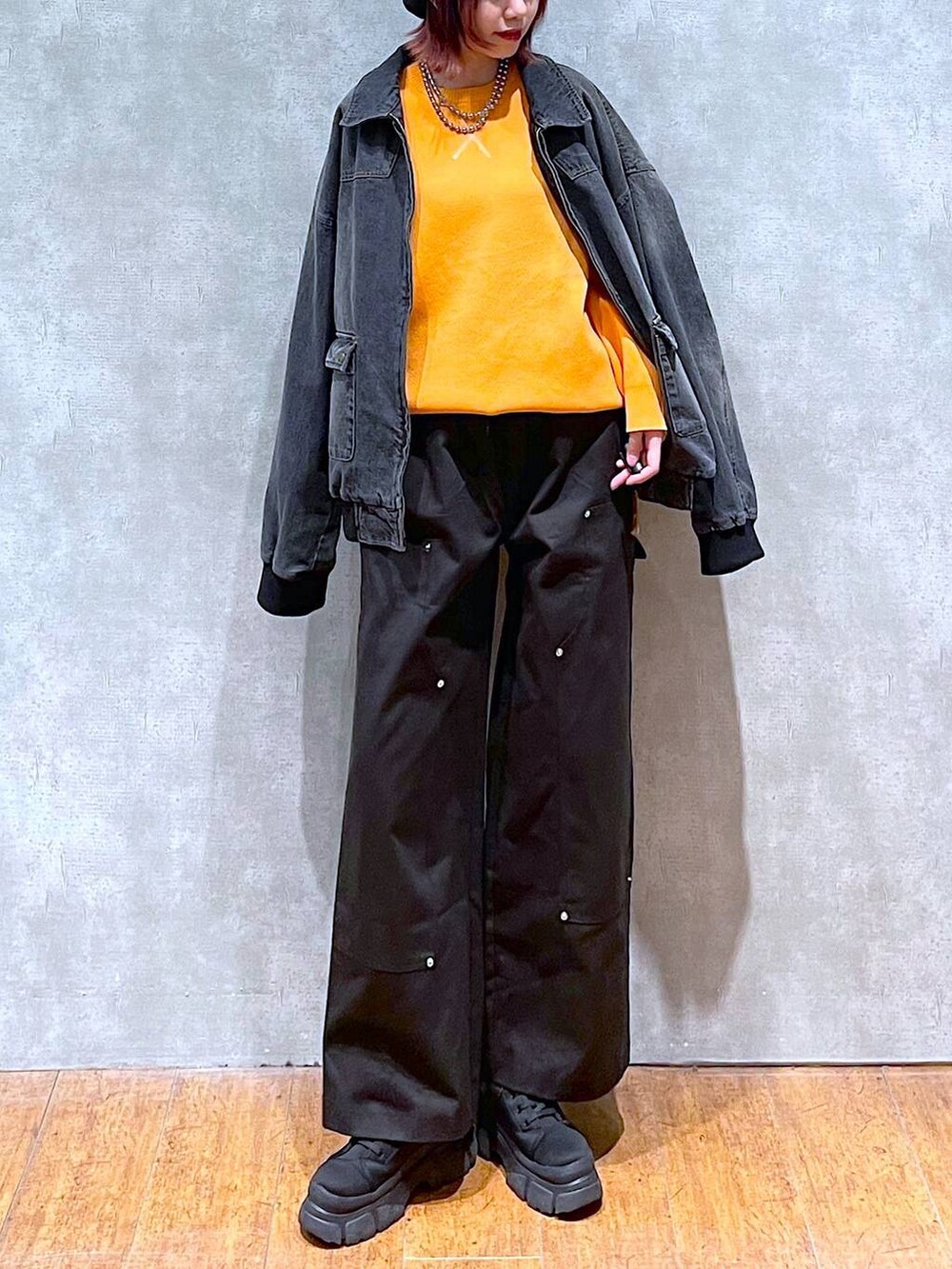 ブラック系のデニムジャケット、ブラック系のブーツ、ブラック系のその他パンツを着用したレディースの春コーディネートの3枚目の写真