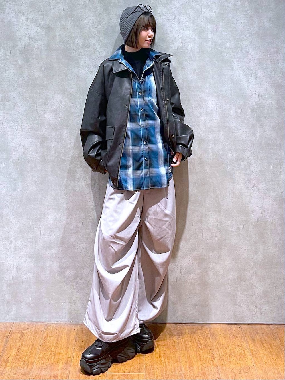 ブラック系のスニーカー、ブラック系のブルゾン、ブルー系のシャツ/ブラウスを着用したレディースの秋コーディネートの2枚目の写真