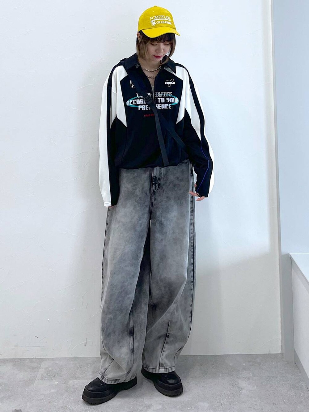 ブラック系のデニムパンツ、ブラック系のボディバッグ/ウエストポーチ、ブラック系のブーツを着用したレディースの冬コーディネートの4枚目の写真