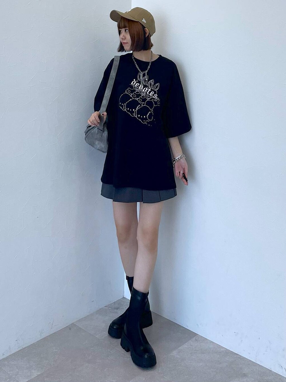 ブラック系のブーツ、グレー系のその他パンツ、グレー系のショルダーバッグを着用したレディースの夏コーディネートの7枚目の写真