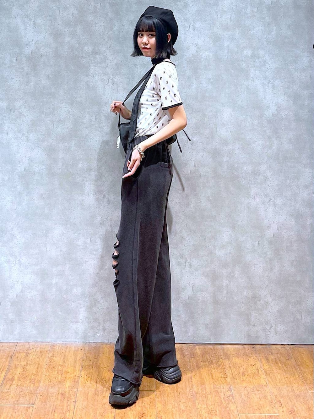 ブラック系のスニーカー、ブラック系のネクタイ、ブラック系のショルダーバッグを着用したレディースの夏コーディネートの5枚目の写真