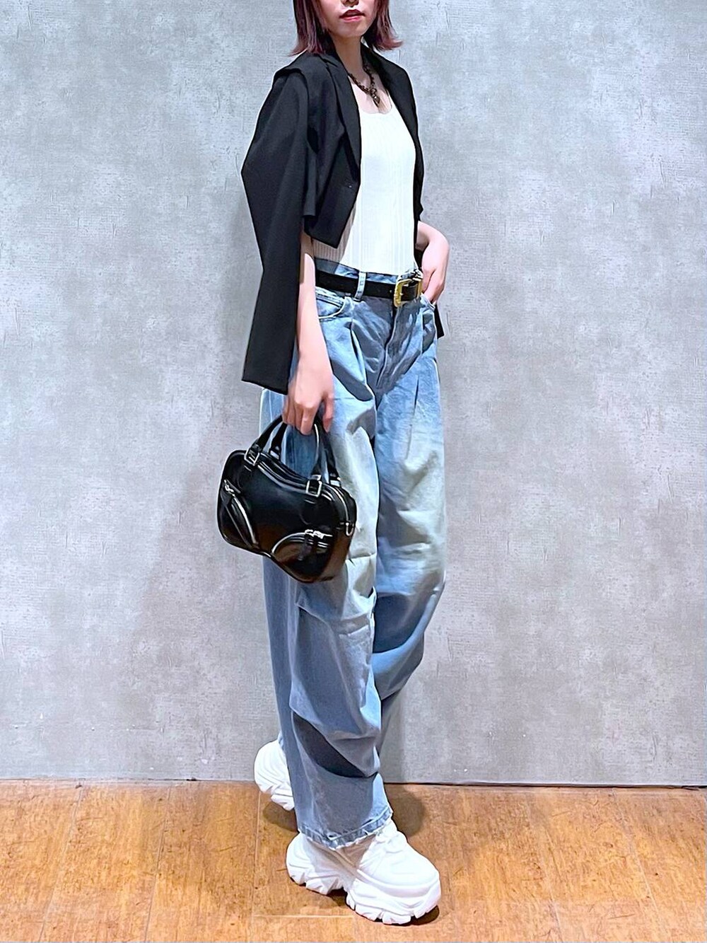 ホワイト系のタンクトップ、ホワイト系のスニーカー、ブラック系のボストンバッグを着用したレディースの春コーディネートの4枚目の写真
