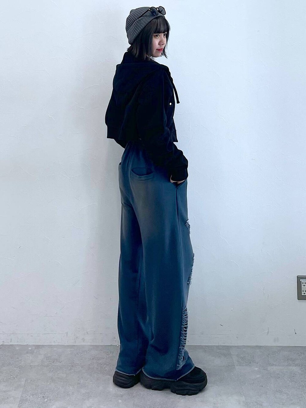 ブラック系のスニーカー、ブルー系のスウェットパンツ、ブラック系のキャミソールを着用したレディースの夏コーディネートの4枚目の写真