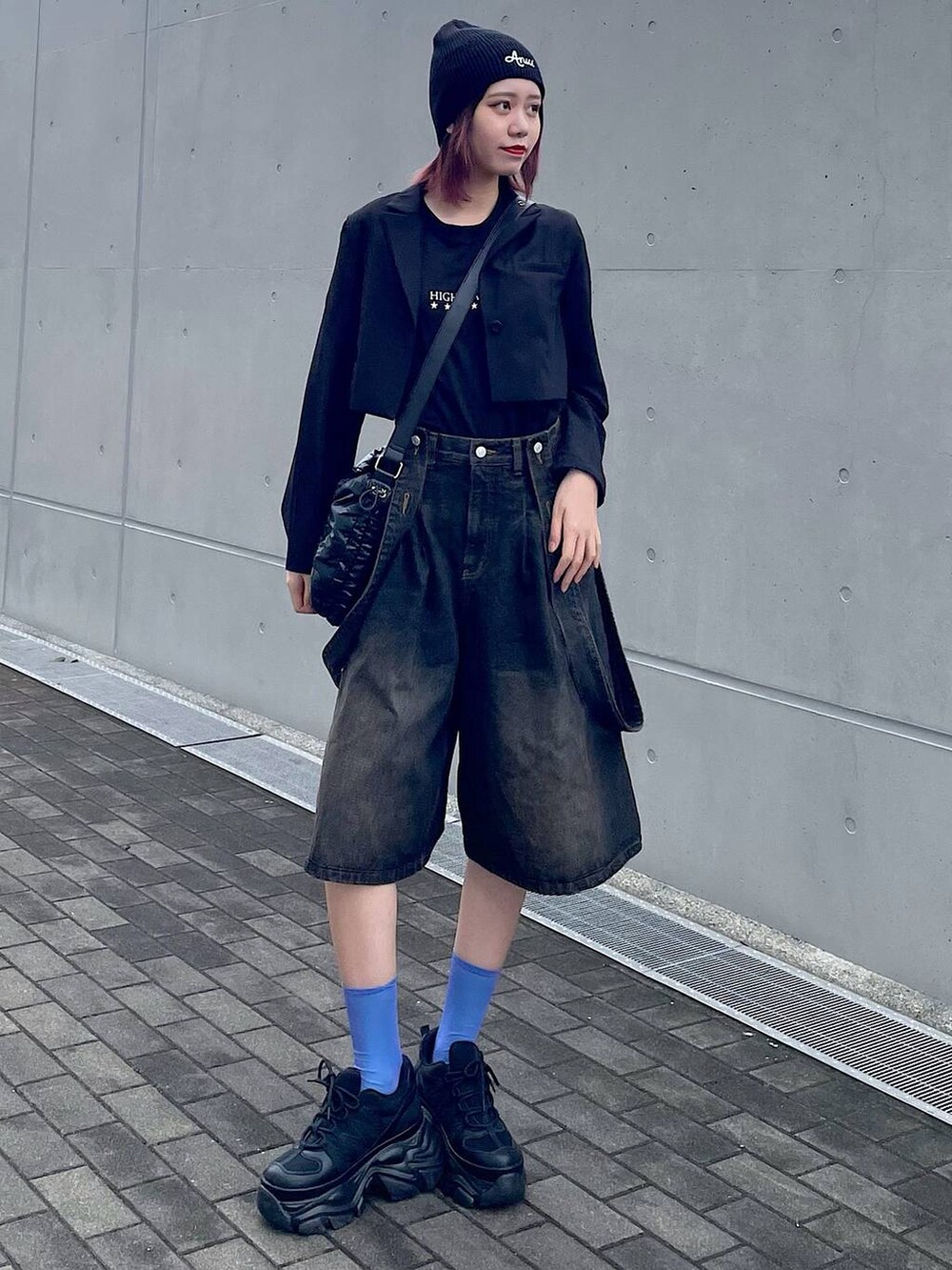 ブラック系のショルダーバッグ、ブラック系のスニーカー、ブラック系のTシャツ/カットソーを着用したレディースの春コーディネートの2枚目の写真